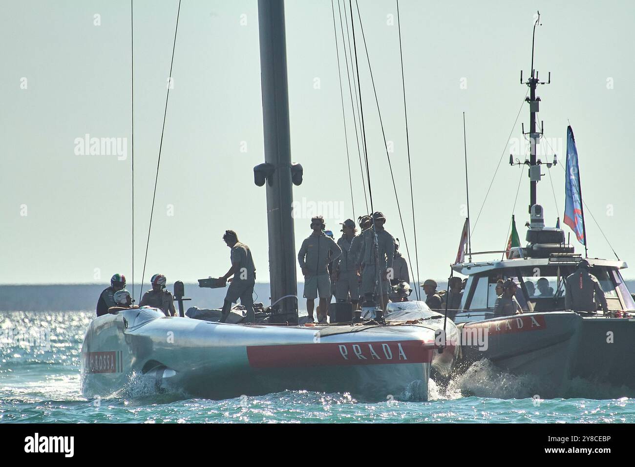 PPL FOTOAGENTUR - COPYRIGHT VORBEHALTEN 2024 America's Cup - Barcelona, Spanien Endrunde Robin LVC Rennen 11: Allein Luna Rossa kommt in den Hafen. FOTO: © Alexander Panzeri/PPL Stockfoto