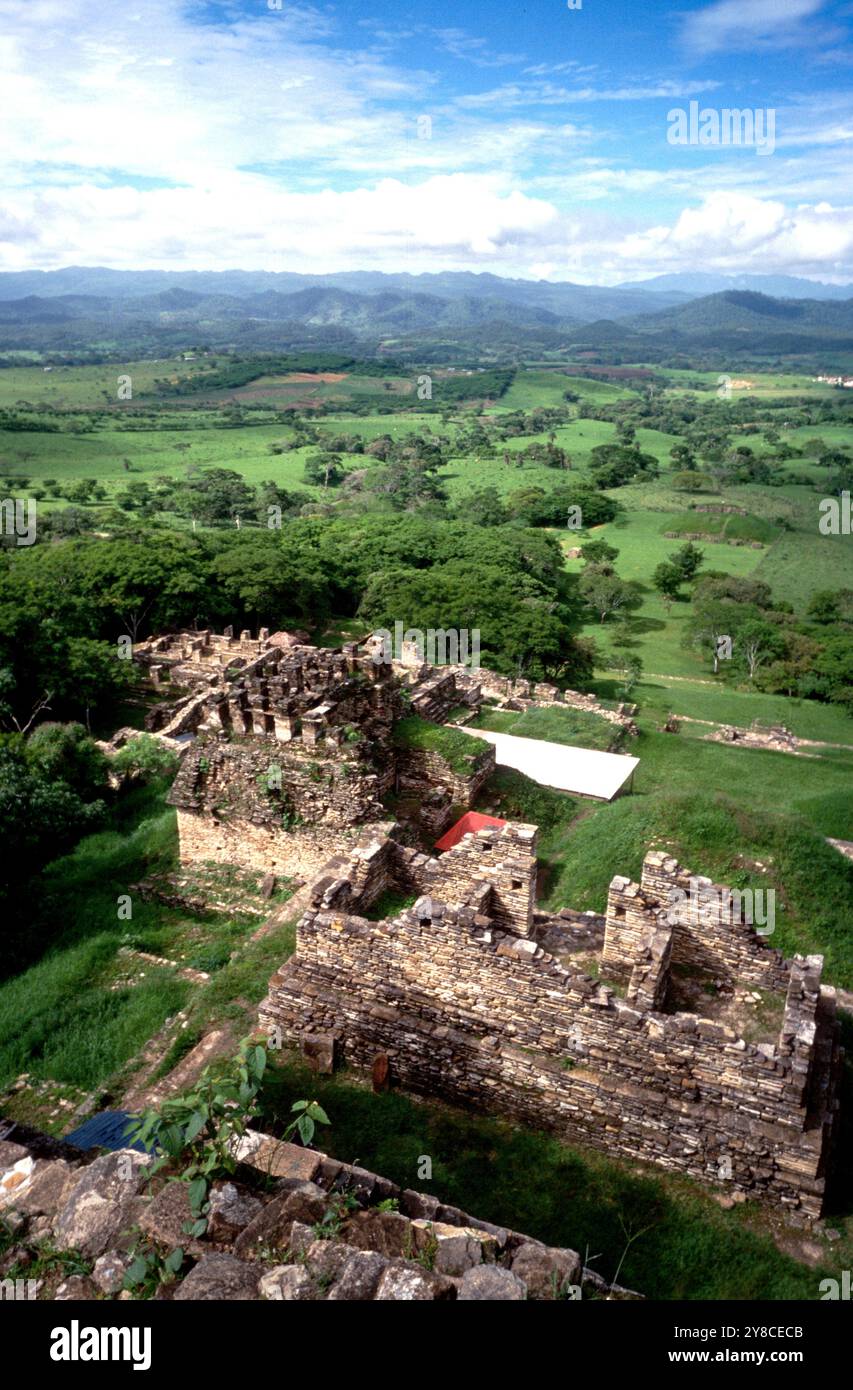 Blick auf das Ocosingo-Tal von der Spitze der Tonina akropolis, Tonina Maya Ruinen, Chiapas, Mexiko. Stockfoto