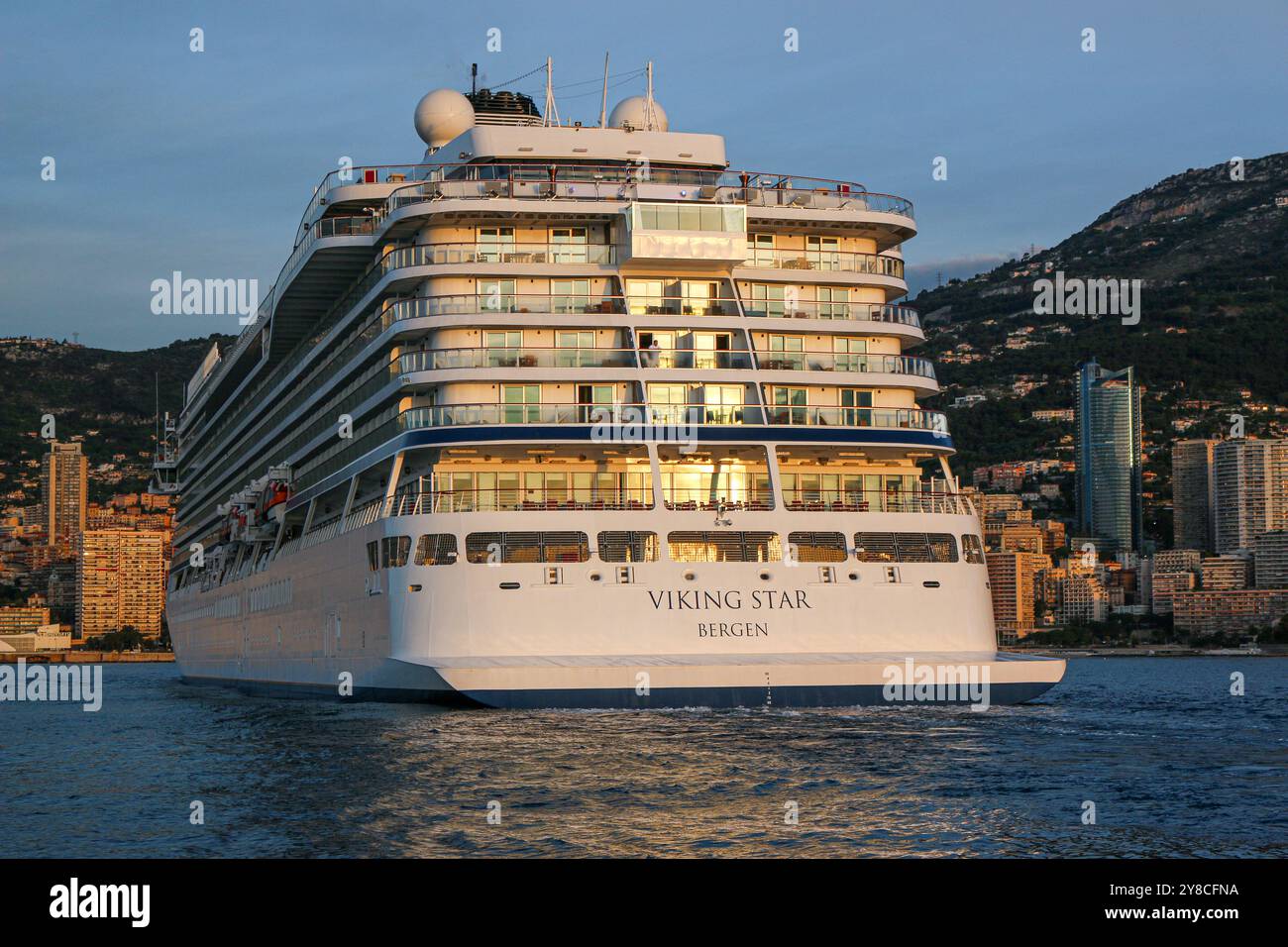 Port Hercule, Monaco. Oktober 2024: Zwischenstopp auf dem wunderschönen Kreuzfahrtschiff VIKING STAR in Monaco. Im April war das Luxusschiff das erste, das die Kreuzfahrtsaison in Monte-Carlo, einem Teil der französischen Riviera, eröffnete. Das elegante Schiff in Menschengröße ist das führende und erste Schiff der gleichnamigen Klasse der Passagierschiffe von Viking Ocean Cruises. Seit 2022 haben die monegassischen Behörden beschlossen, die Größe der Schiffe, die in der Stadt willkommen sind, zu begrenzen (nur Luxus- und Premium-Kreuzfahrtlinien) und die Zwischenstopps im weltberühmten Fürstentum von 165 Besuchen im Jahr 2019 auf 117 im Jahr 2024 zu reduzieren. Quelle: Kevin Izorce/Alamy Live News Stockfoto