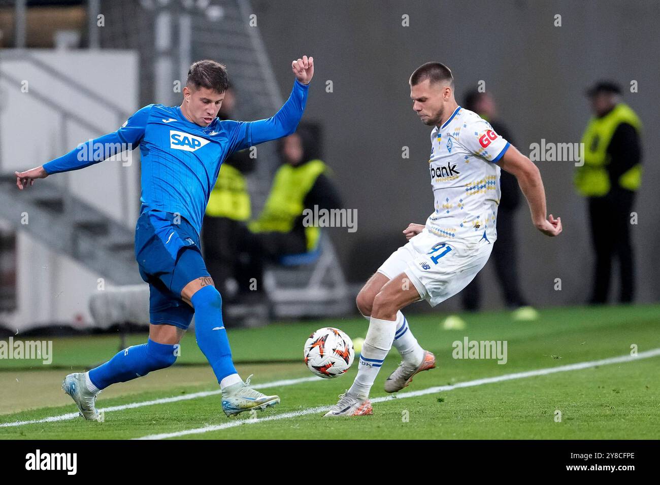 Sinsheim, Deutschland. Oktober 2024. v.li.: Adam Hlozek (Hoffenheim, 23), Mykola Mykhailenko (FC Dynamo Kiew, 91), Zweikampf, Spielszene, Duell, Duell, Tackle, Tackling, Dynamik, Action, Aktion, 03.10.2024, Sinsheim (Deutschland), Fussball, UEFA Europa League, GRUPPENPHASE, TSG 1899 HOFFENHEIM - DYNAMO KIEW, VORSCHRIFTEN VERBIETEN DIE VERWENDUNG VON FOTOGRAFIEN ALS BILDSEQUENZEN UND/ODER QUASI-VIDEO. Quelle: dpa/Alamy Live News Stockfoto