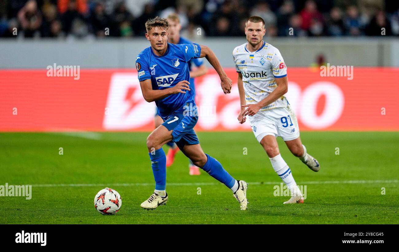 Sinsheim, Deutschland. Oktober 2024. v.li.: Tom Bischof (Hoffenheim, 7), Mykola Mykhailenko (FC Dynamo Kiew, 91), Aktion, Action, Spielszene, 03.10.2024, Sinsheim (Deutschland), Fussball, UEFA Europa League, Gruppenphase, TSG 1899 HOFFENHEIM - DYNAMO KIEW, VORSCHRIFTEN VERBIETEN DIE VERWENDUNG VON FOTOGRAFIEN ALS BILDSEQUENZEN UND/ODER QUASI-VIDEO. Quelle: dpa/Alamy Live News Stockfoto