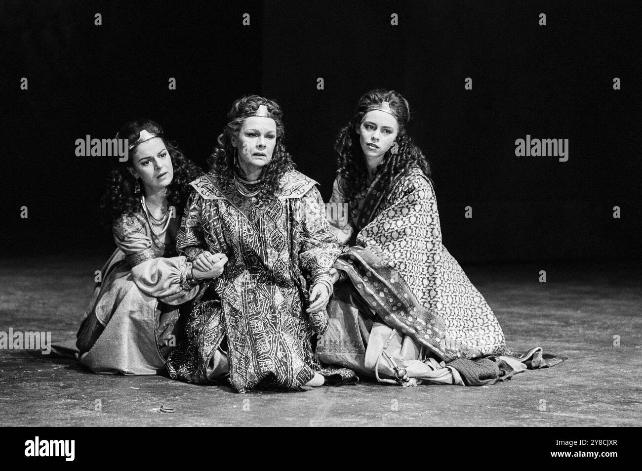 l-r:Miranda Foster (Charmian), Judi Dench (Cleopatra), Helen Fitzgerald (IRAS) in ANTONY AND CLEOPATRA von Shakespeare am Olivier Theatre, National Theatre (NT), London 09/04/1987 Bühnenbild: Alison Chitty Beleuchtung: Stephen Wentworth Regie: Peter Hall Stockfoto