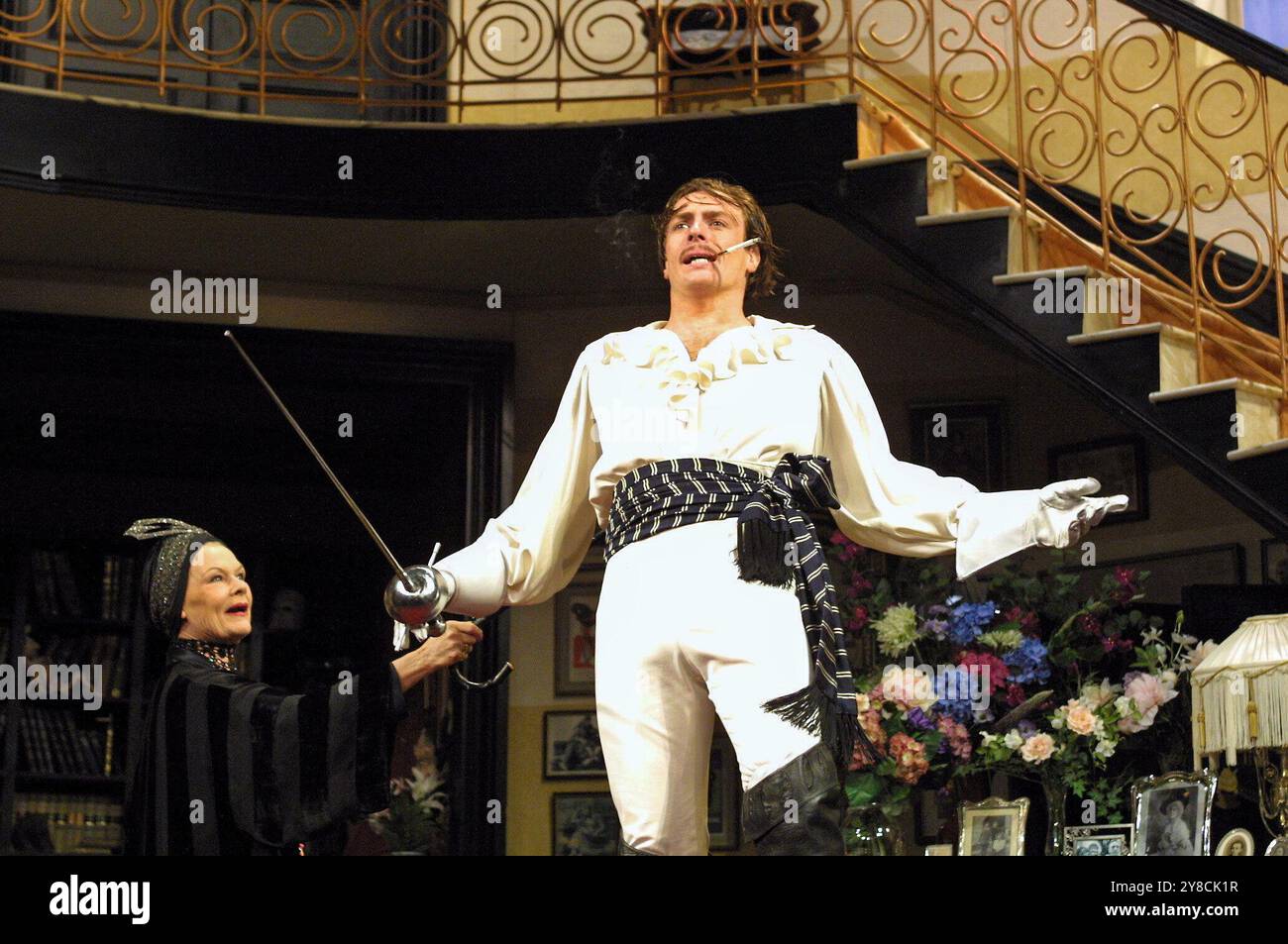 Judi Dench (Fanny Cavendish), Toby Stephens (Anthony Cavendish) in DER KÖNIGLICHEN FAMILIE von George S. Kaufman & Edna Ferber im Theatre Royal Haymarket, London SW1 01/11/2001 Design: Anthony Ward Beleuchtung: Jon Buswell Regie: Peter Hall Stockfoto