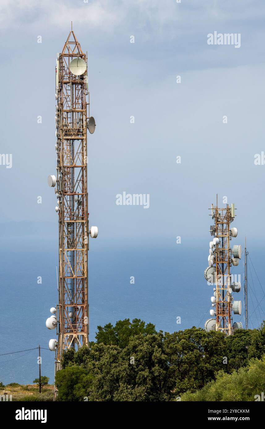 Funkkommunikationsmasten und -Türme mit Antennen und Mikrowellenantennen für Mobilfunk und Mobiltelefone. Stockfoto