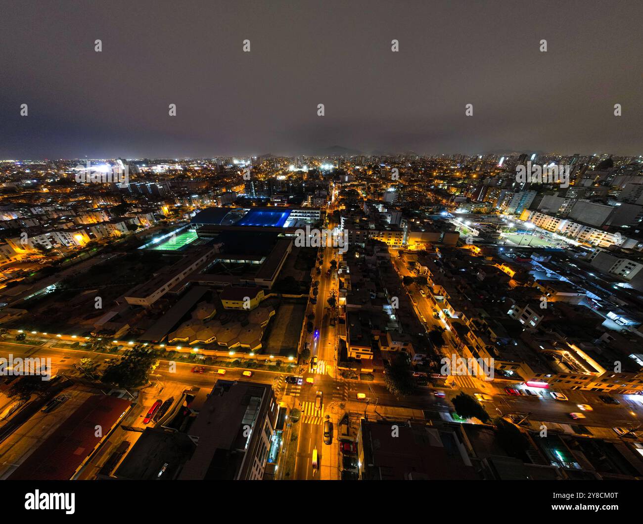 Lima, Peru - 16. Februar 2024: Aerial Avenue und Stadtlandschaft im Stadtteil San Miguel bei Nacht Stockfoto