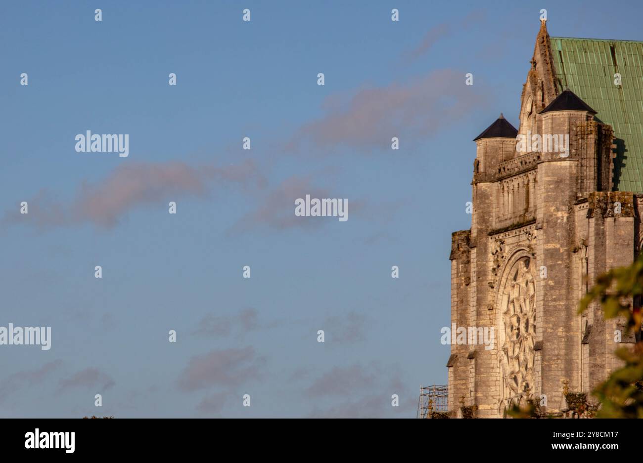 Das Rosenfenster in der Kathedrale Notre Dame de Chartres, Frankreich Stockfoto