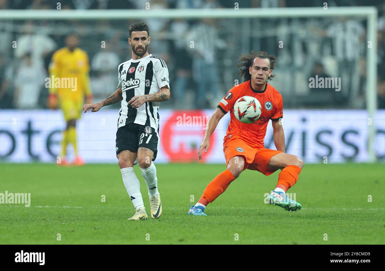 03.10.2024, Fussball UEFA Europa League, Besiktas JK Istanbul - Eintracht Frankfurt, emonline, emspor, v.l., Rafa Silva (Besiktas JK), Arthur Theate (Eintracht Frankfurt) DFL/DFB-VORSCHRIFTEN VERBIETEN JEDE VERWENDUNG VON FOTOGRAFIEN ALS BILDSEQUENZEN UND/ODER QUASI-VIDEO. Xdcx Stockfoto