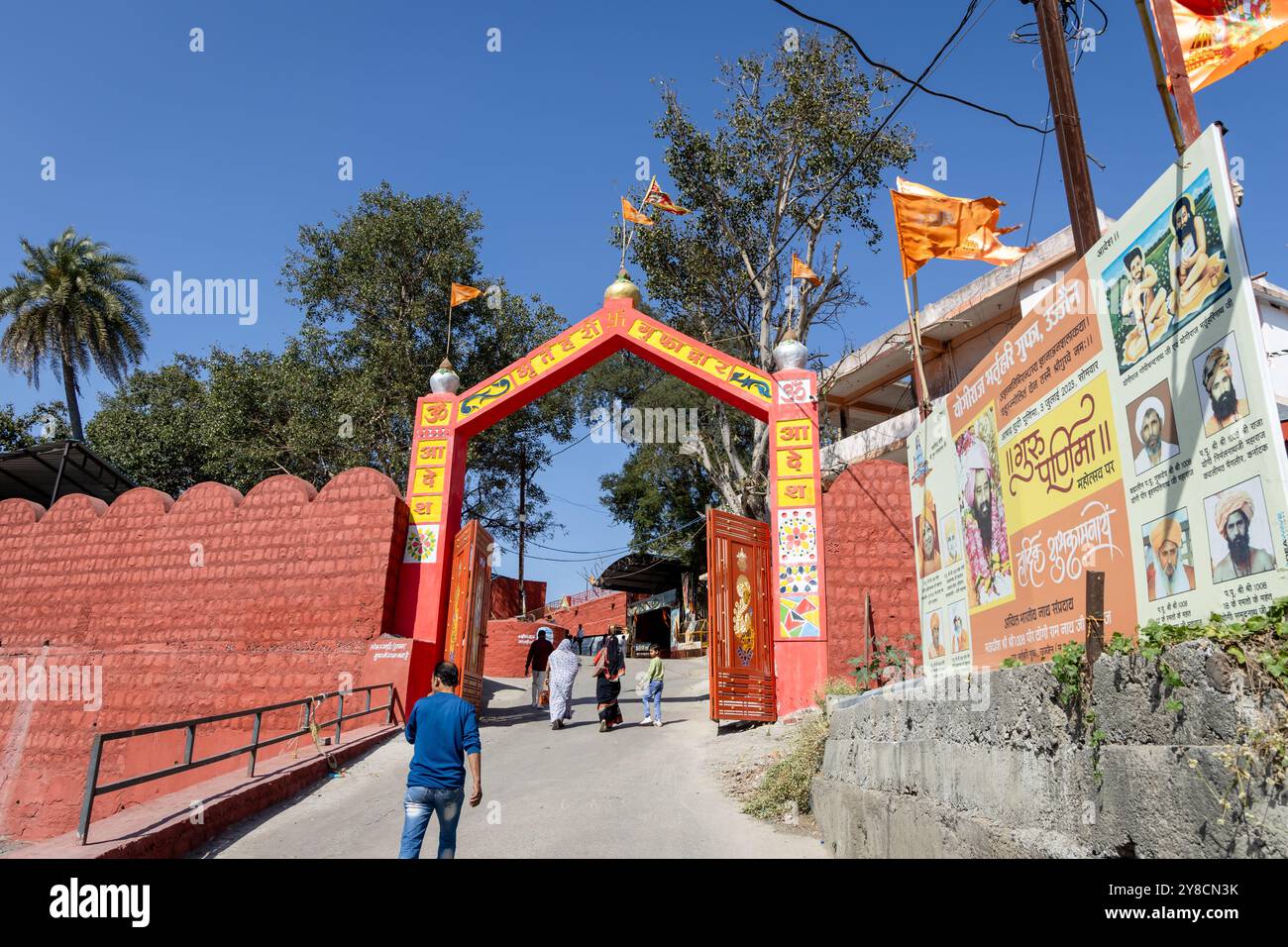 Das Eingangstor der heiligen hinduhöhle am Tag wird in den bhartrihari-Höhlen ujjain madhya pradesh am 09. März 2024 aufgenommen. Stockfoto