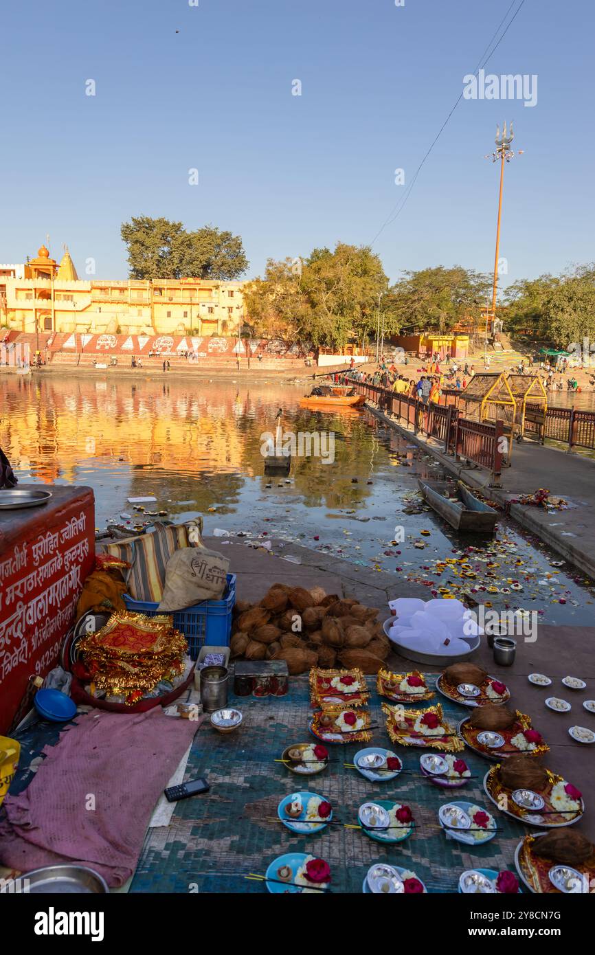 Religiöse Darbietungen am Holy River Bank am Morgen aus einzigartiger Perspektive werden am 9. März 202 im shipra River ujjain madhya pradesh indien aufgenommen Stockfoto