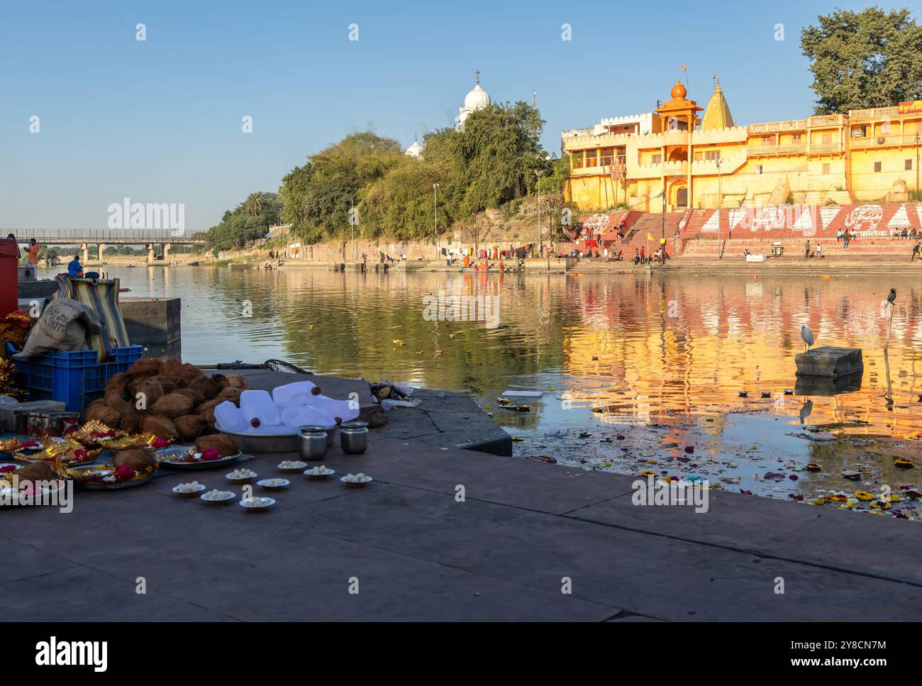 Religiöse Angebote am Heiligen Flussufer am Morgen aus einzigartiger Perspektive ein Bild wird am shipra River ujjain madhya pradesh indien am März gemacht Stockfoto