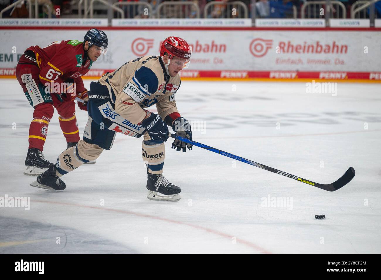 27.09.2024, Eishockey: Penny DEL, Saison 2024/2025, 03. Spieltag, DEG - Schwenninger Wild Wings im PSD Bank Dome in Düsseldorf. Bernhard Ebner (Duesseldorfer EG, #67) kann Alexander Karachun (Schwenninger Wild Wings, #47) nicht halten. Foto: Kirchner-Media/TH Stockfoto