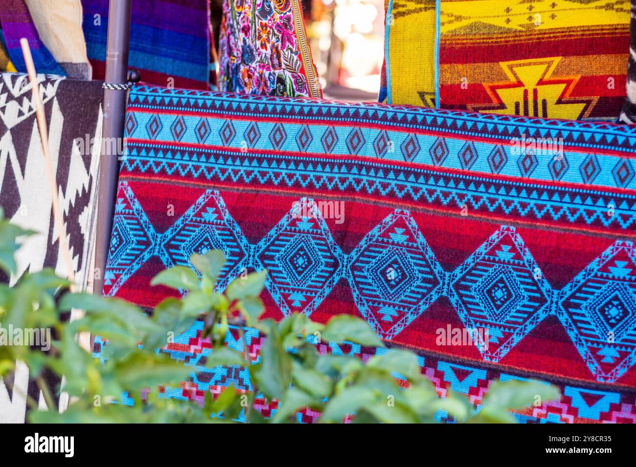 Farbenfrohe Stoffe der amerikanischen Ureinwohner zum Verkauf auf einem Markt in Santa Fe, New Mexico, USA Stockfoto