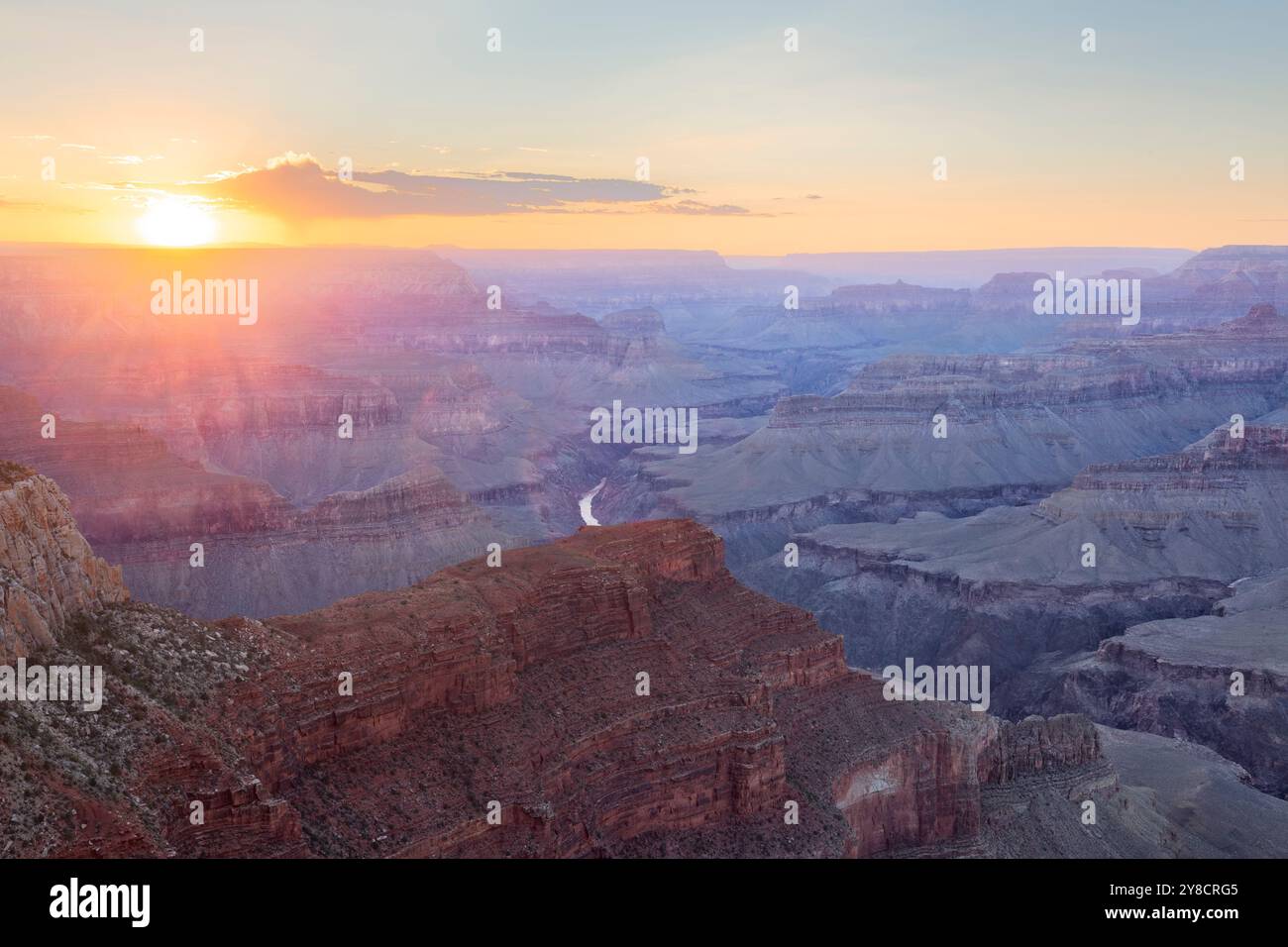 Blick aus der Vogelperspektive auf den Grand Canyon bei Sonnenuntergang mit dramatischem Himmel und roten Felsen, Arizona, USA. Stockfoto