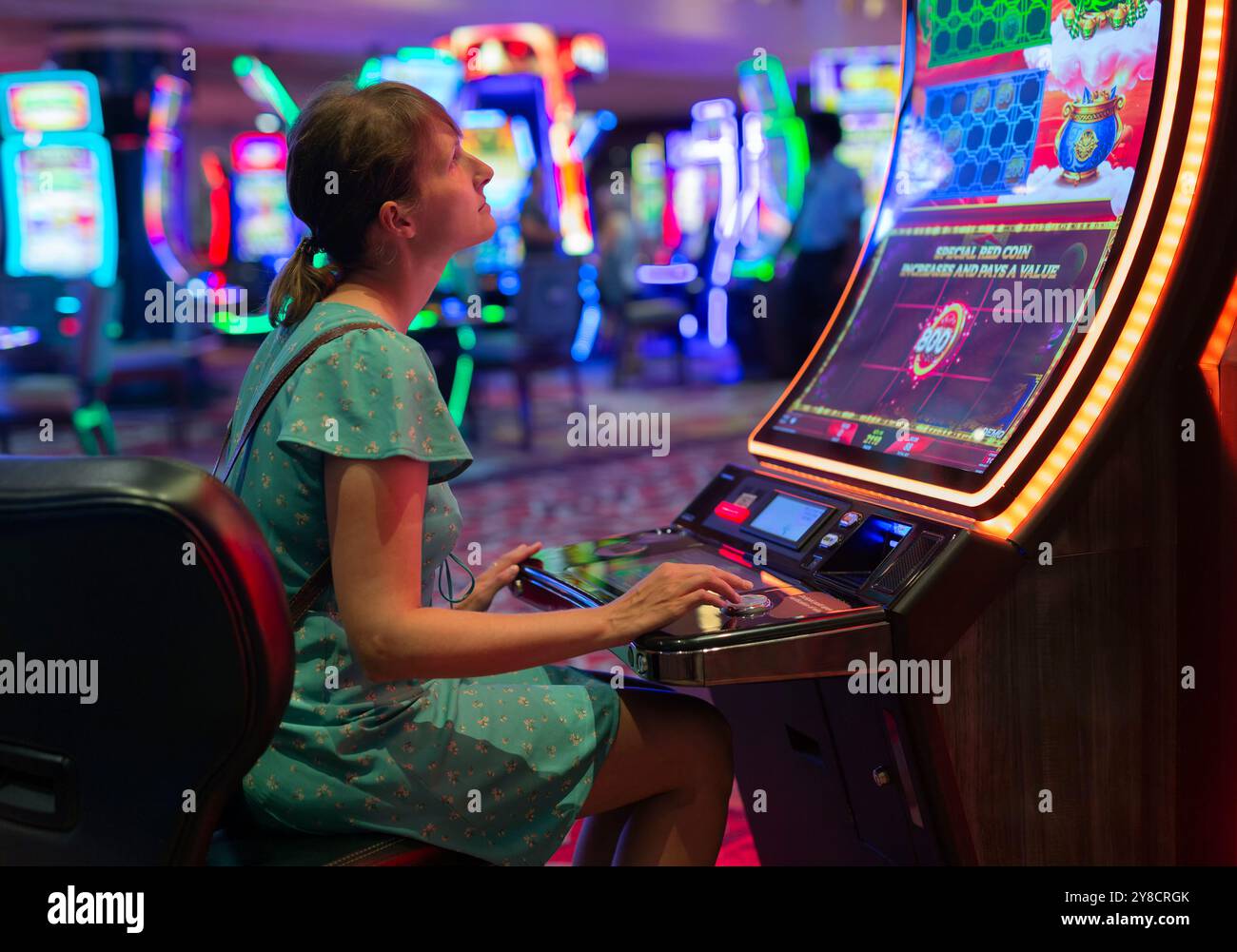 Touristenwetten auf Spielautomaten (Spielautomaten) im luxuriösen Kasino in Las Vegas, einer Spielhauptstadt der Vereinigten Staaten. Stockfoto