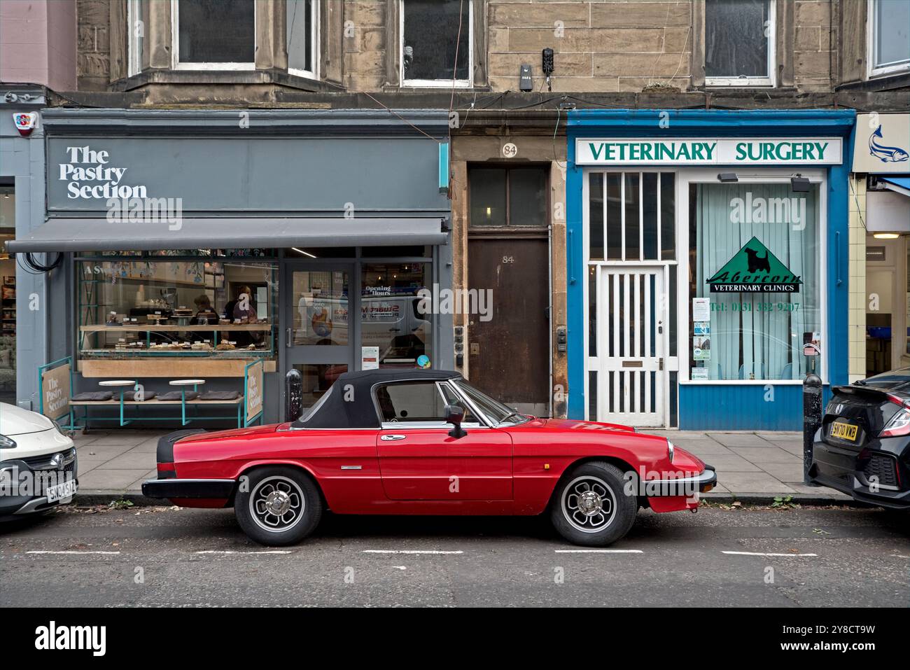 Alpha Romeo Spider 2,0 parkte in Raeburn Place, Edinburgh, Schottland, Großbritannien. Stockfoto