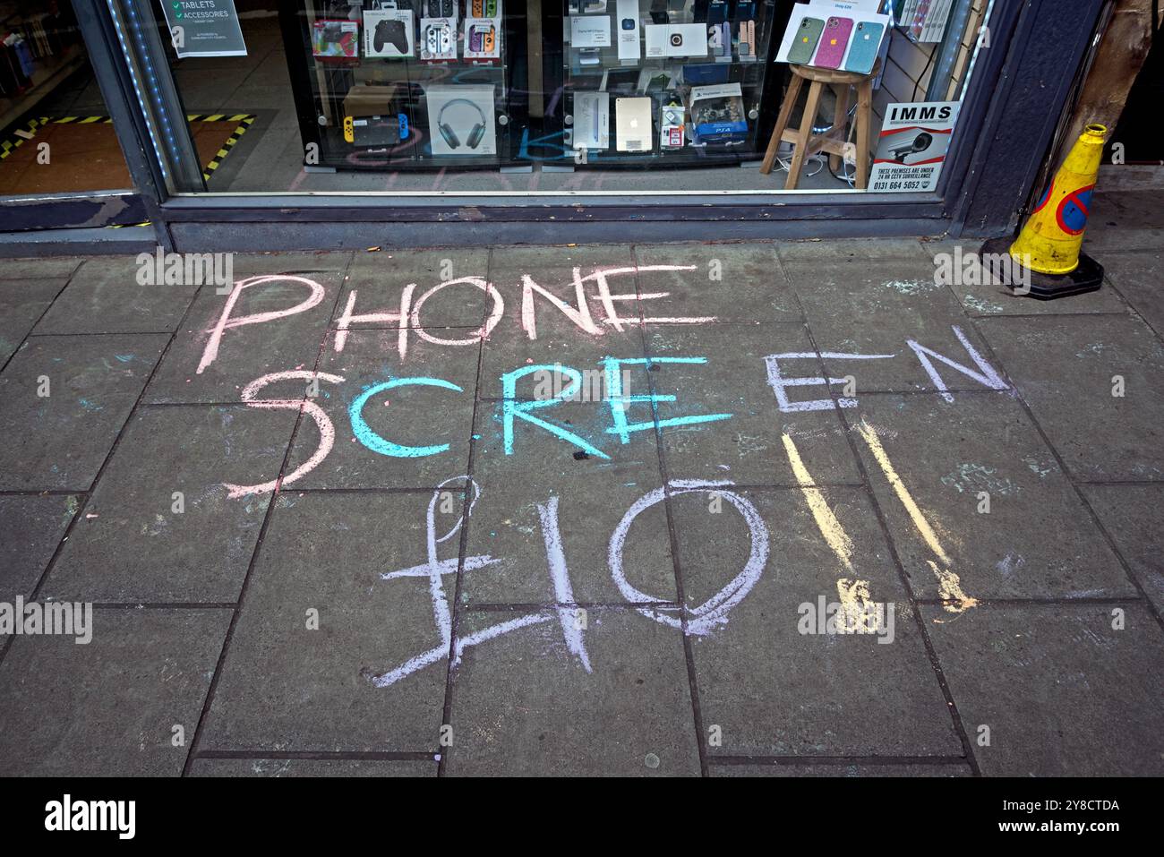 Telefon Bildschirm £10 - Kreide auf dem Bürgersteig vor einem Telefonladen in Edinburgh, Schottland, Großbritannien. Stockfoto