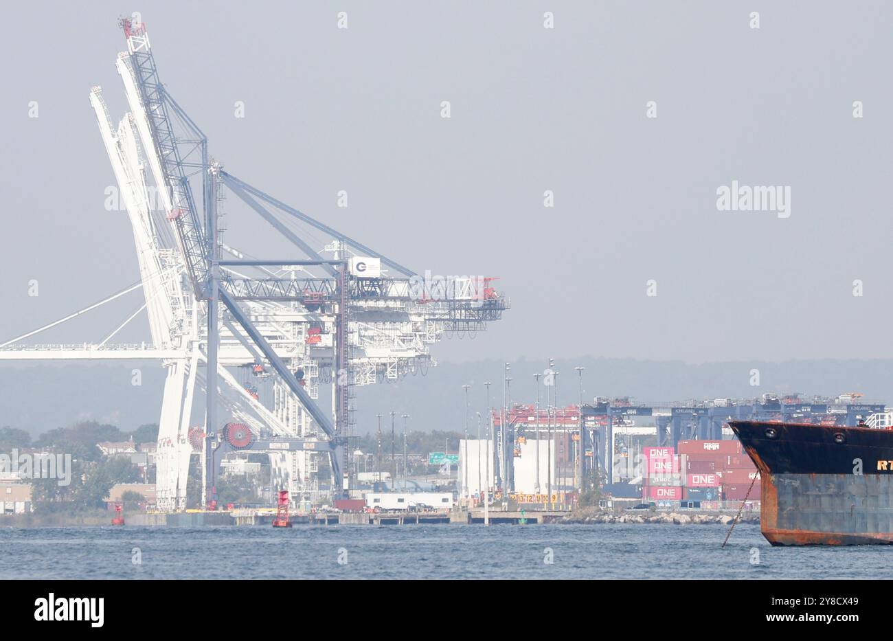 New York, Usa. Oktober 2024. Containerkräne zum Be- und Entladen intermodaler Container von Containerschiffen stehen morgens gegenüber den Gewässern zwischen Brooklyn und New Jersey am Freitag, 4. Oktober 2024. Ein historischer Hafenstreik der Vereinigten Staaten wurde ausgesetzt und eine vorläufige Vereinbarung wurde laut der U.S. Maritime Alliance erzielt. Foto: John Angelillo/UPI Credit: UPI/Alamy Live News Stockfoto