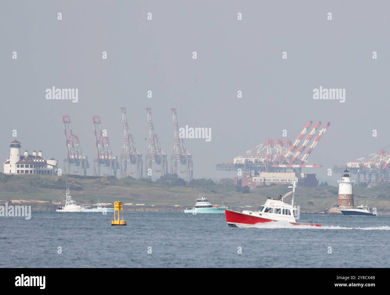 New York, Usa. Oktober 2024. Containerkräne zum Be- und Entladen intermodaler Container von Containerschiffen stehen morgens gegenüber den Gewässern zwischen Brooklyn und New Jersey am Freitag, 4. Oktober 2024. Ein historischer Hafenstreik der Vereinigten Staaten wurde ausgesetzt und eine vorläufige Vereinbarung wurde laut der U.S. Maritime Alliance erzielt. Foto: John Angelillo/UPI Credit: UPI/Alamy Live News Stockfoto
