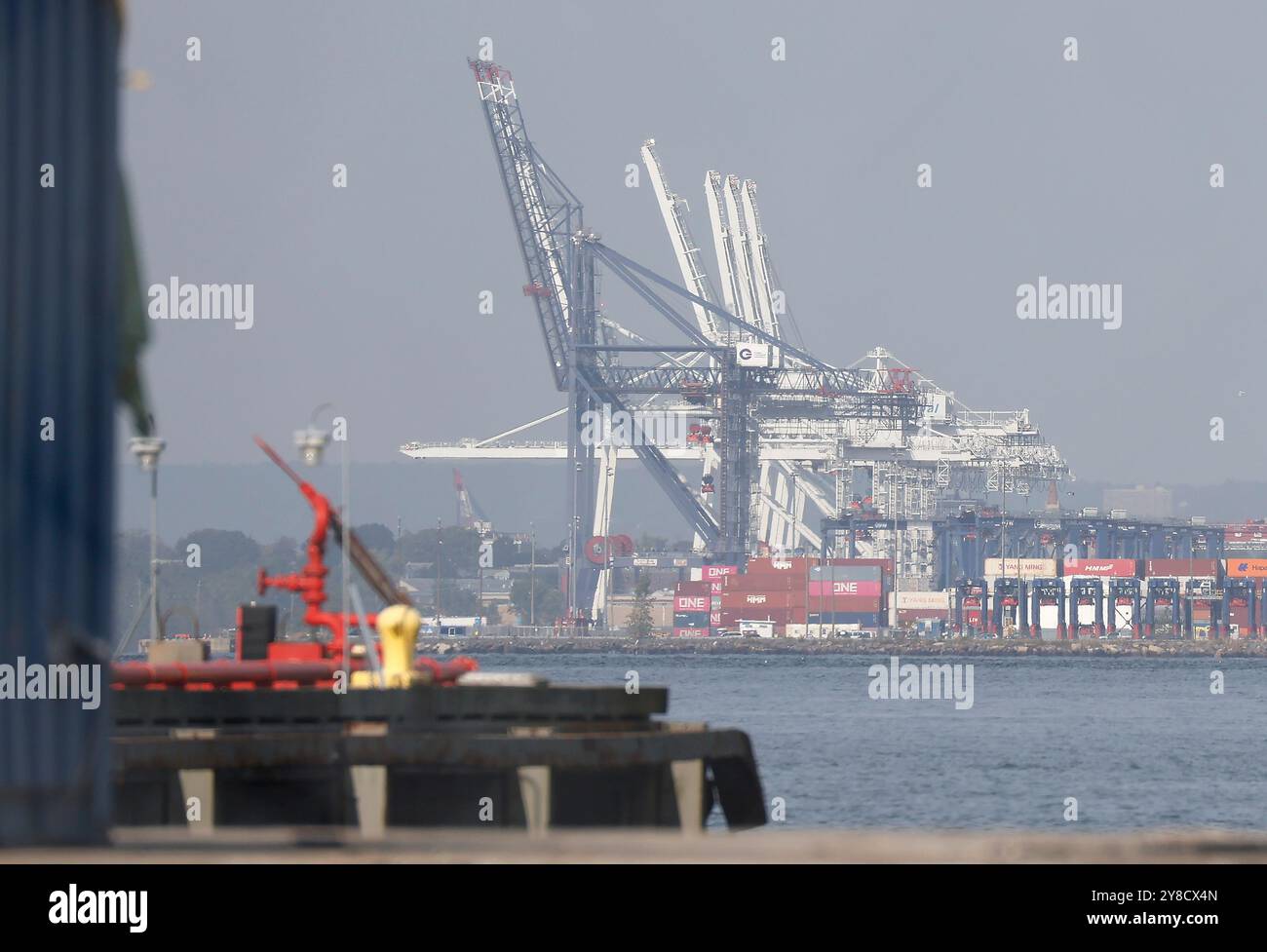 New York, Usa. Oktober 2024. Containerkräne zum Be- und Entladen intermodaler Container von Containerschiffen stehen morgens gegenüber den Gewässern zwischen Brooklyn und New Jersey am Freitag, 4. Oktober 2024. Ein historischer Hafenstreik der Vereinigten Staaten wurde ausgesetzt und eine vorläufige Vereinbarung wurde laut der U.S. Maritime Alliance erzielt. Foto: John Angelillo/UPI Credit: UPI/Alamy Live News Stockfoto