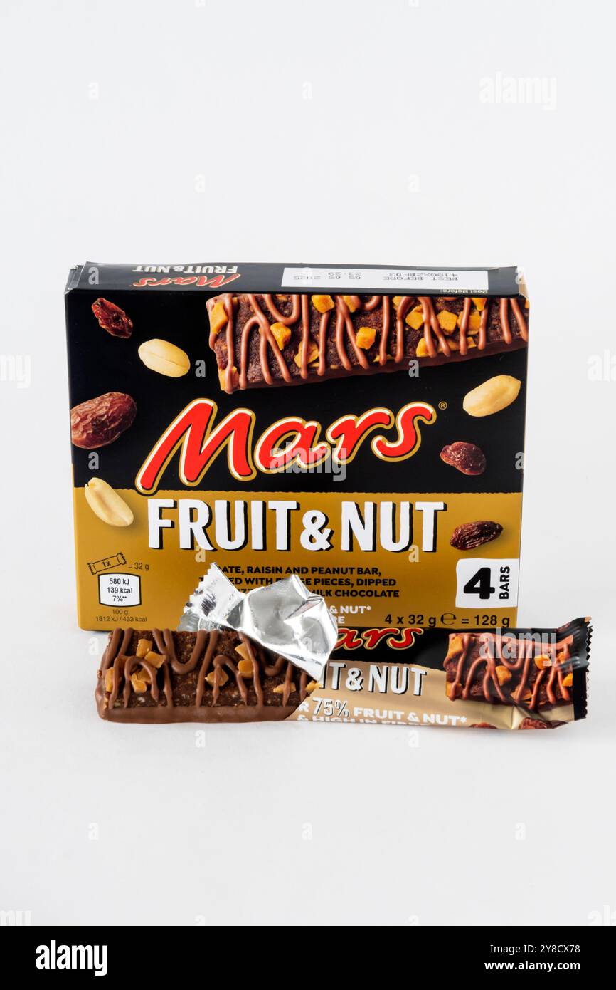 Eine Schachtel mit Marsriegeln aus Obst und Nuss. Stockfoto