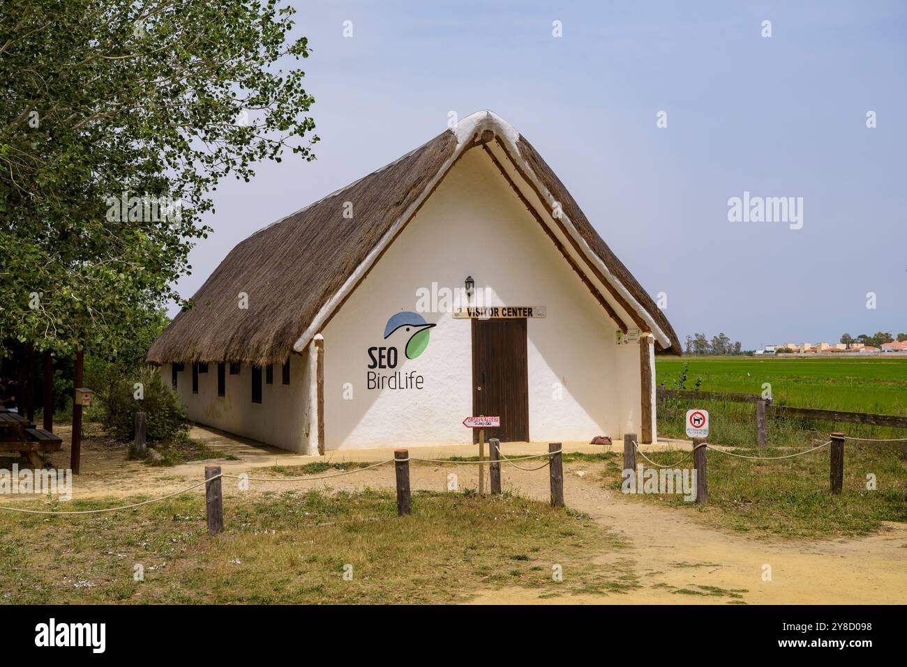 Eingangshütte am Vogelbeobachtungszentrum Riet Vell SEO, im Ebro-Delta (Montsià, Tarragona, Katalonien, Spanien) ESP: Barraca del Centro SEO Riet Vell Stockfoto