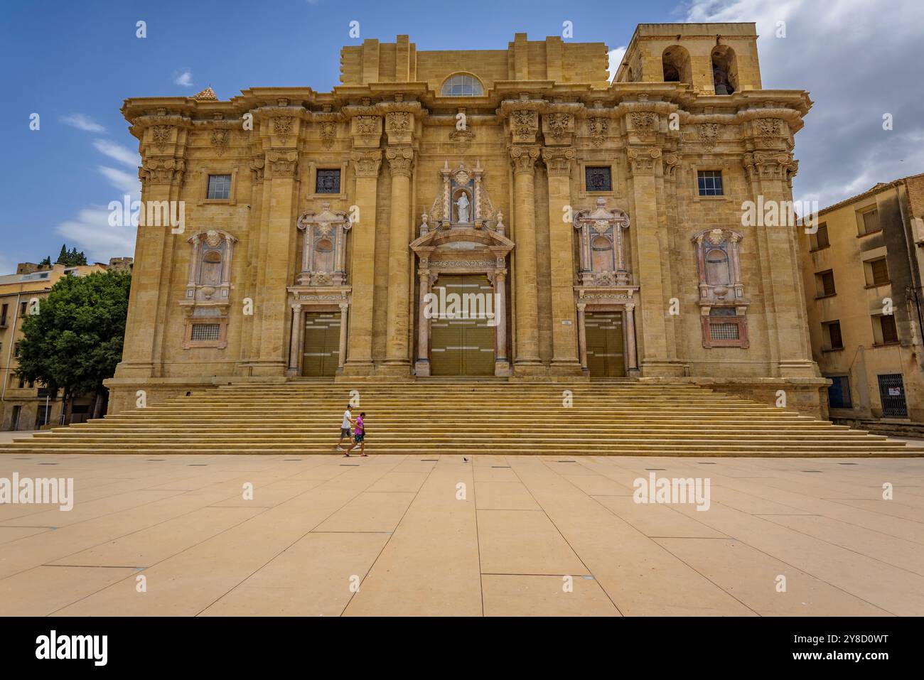 fassade-der-kathedrale-von-tortosa-im-barocken-stil-baix-ebre