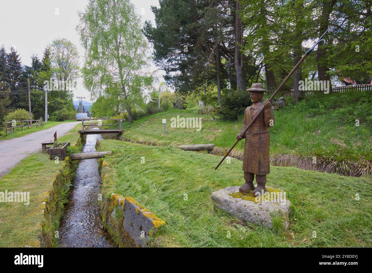 Tschechische Republik, Jeleni - 09. Mai 2024: Holzfigur am Schwarzenberger Schwemmkanal. Stockfoto