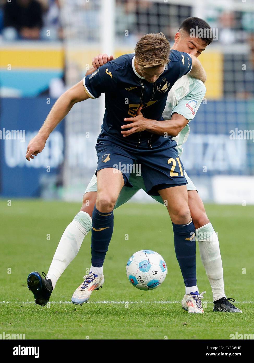 Deutschland, Sinsheim, 1. Bundesliga, Fußball, TSG Hoffenheim - SV Werder Bremen, PreZero Arena, 29. September 2024, Ligaspiel, 5. Spieltag, Männer, Staffel 2024/25 f.le. Marius Büelter (TSG Hoffenheim, 21) gegen Julian Malatini (SV Werder Bremen, 22) Credit: HMB Media/Heiko Becker/Alamy Archival Stockfoto