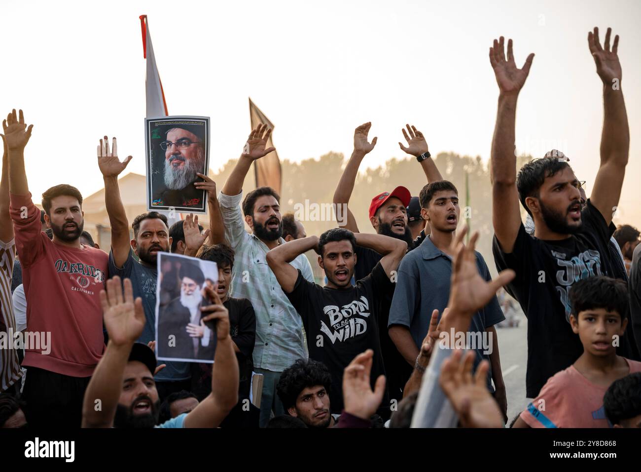 Kaschmiri-schiitische Muslime rufen anti-amerikanische und anti-israelische Slogans, während sie während eines protestmarsches ein Foto von Sayyed Hassan Nasrallah und Sayyed Ali Khamenei halten. Schiitische Muslime haben eine Protestkundgebung abgehalten, in der sie die laufenden israelischen Militäraktionen im Libanon und in Palästina sowie die Ermordung von Sayyed Hassan Nasrallah, dem langjährigen Führer der Hisbollah, verurteilten. Nasrallah wurde bei einem israelischen Luftangriff am 27. September 2024 in Beirut getötet, der auf das zentrale Hauptquartier der Hisbollah abzielte, während sich die Spannungen zwischen Israel und der Hisbollah verschärften. Der Luftangriff führte auch zum Tod mehrerer Personen Stockfoto