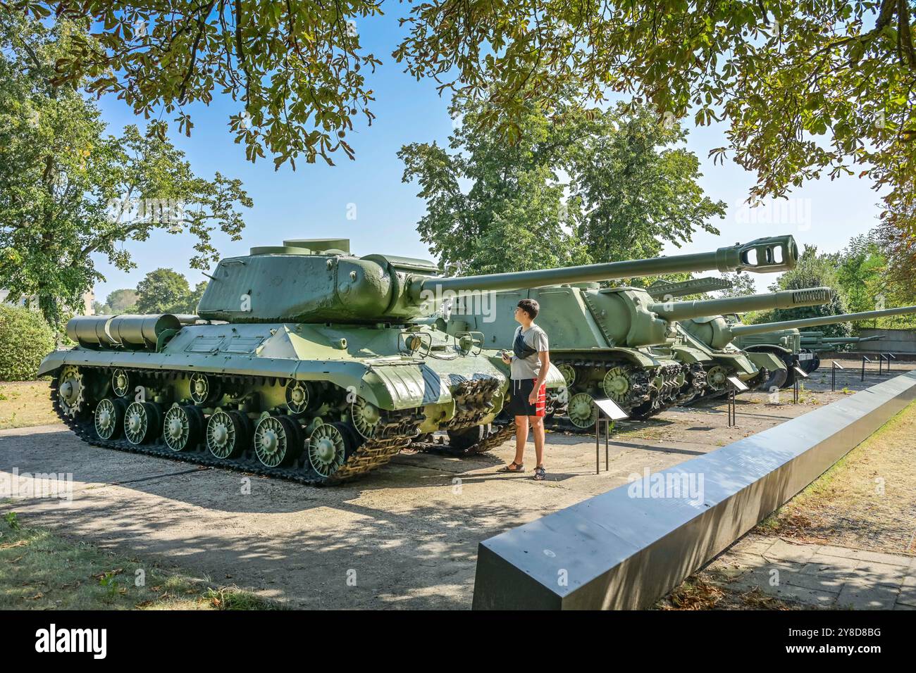 Diverse Kampffahrzeuge, links Russischer Kampfpanzer IS-2, Museum Berlin-Karlshorst: Ort der Kapitulation Mai 1945, Zwieseler Straße, Karlshorst, lich Stockfoto