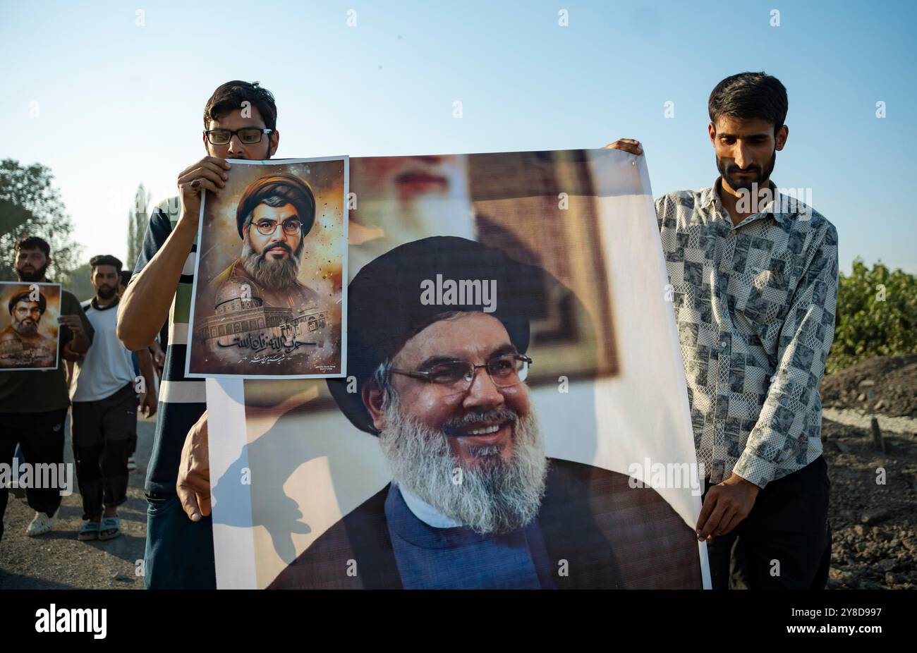 Kaschmiri schiitische Muslime gehen, während sie während eines protestmarsches Fotos von Sayyed Hassan Nasrallah halten. Schiitische Muslime haben eine Protestkundgebung abgehalten, in der sie die laufenden israelischen Militäraktionen im Libanon und in Palästina sowie die Ermordung von Sayyed Hassan Nasrallah, dem langjährigen Führer der Hisbollah, verurteilten. Nasrallah wurde bei einem israelischen Luftangriff am 27. September 2024 in Beirut getötet, der auf das zentrale Hauptquartier der Hisbollah abzielte, während sich die Spannungen zwischen Israel und der Hisbollah verschärften. Der Luftangriff führte auch zum Tod mehrerer hochrangiger Hezbollah-Kommandeure, darunter Ali Karaki, der die Hisboll führte Stockfoto