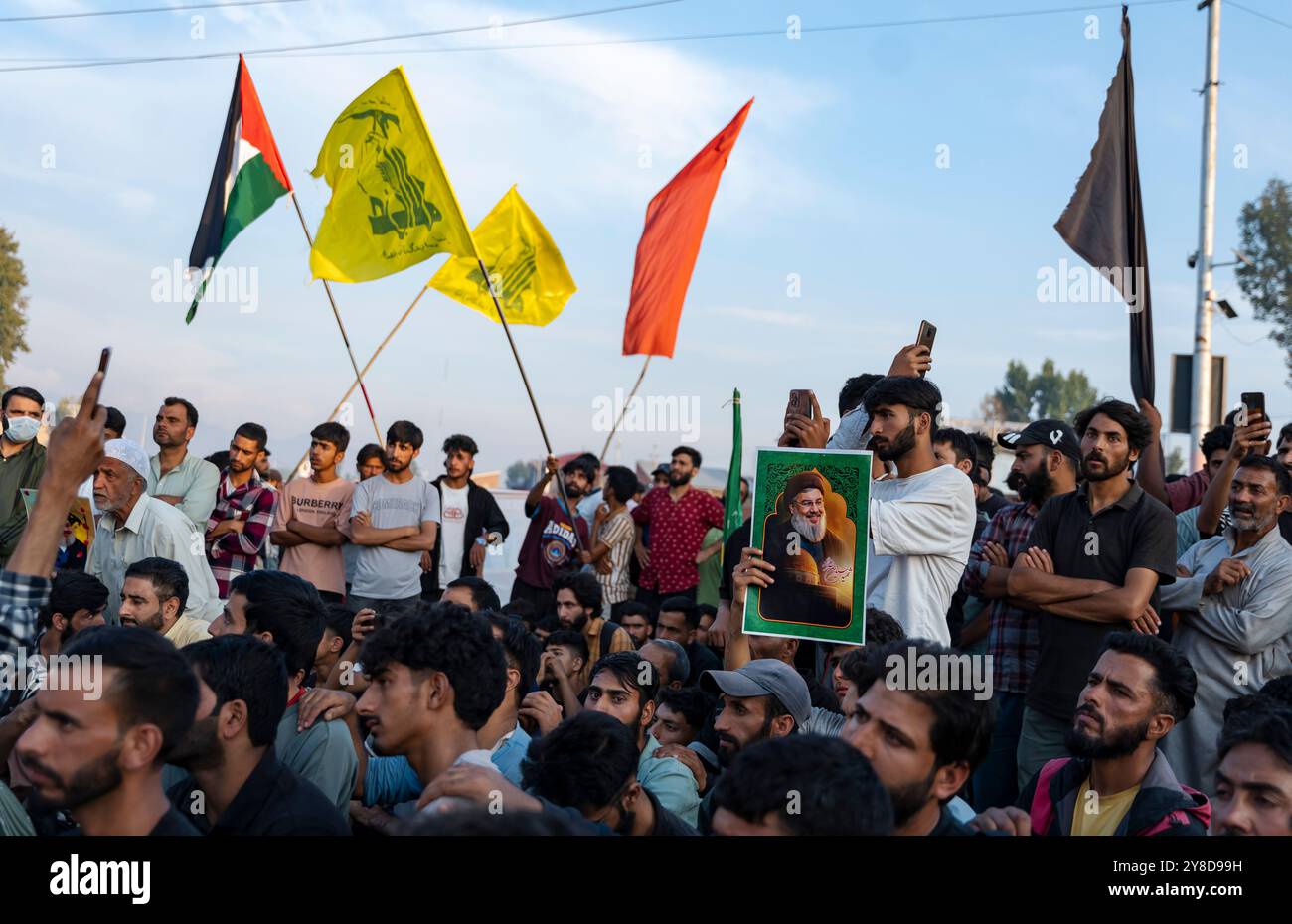 Kaschmiri-schiitische Muslime hören dem religiösen Sprecher zu, während sie während eines protestmarsches Flaggen des Iran, Palästinas und der Hisbollah halten, zusammen mit Fotos von Sayyed Hassan Nasrallah und Sayyed Ali Chamenei. Schiitische Muslime haben eine Protestkundgebung abgehalten, in der sie die laufenden israelischen Militäraktionen im Libanon und in Palästina sowie die Ermordung von Sayyed Hassan Nasrallah, dem langjährigen Führer der Hisbollah, verurteilten. Nasrallah wurde bei einem israelischen Luftangriff am 27. September 2024 in Beirut getötet, der auf das zentrale Hauptquartier der Hisbollah abzielte, während sich die Spannungen zwischen Israel und der Hisbollah verschärften. Der Luftangriff A Stockfoto