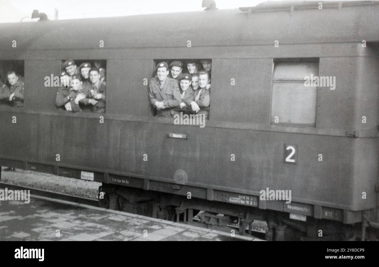 Soldaten des Fallschirmregiments, 6. Luftlandedivision, in einem deutschen Zug am Ende des Zweiten Weltkrieges 1945. Stockfoto