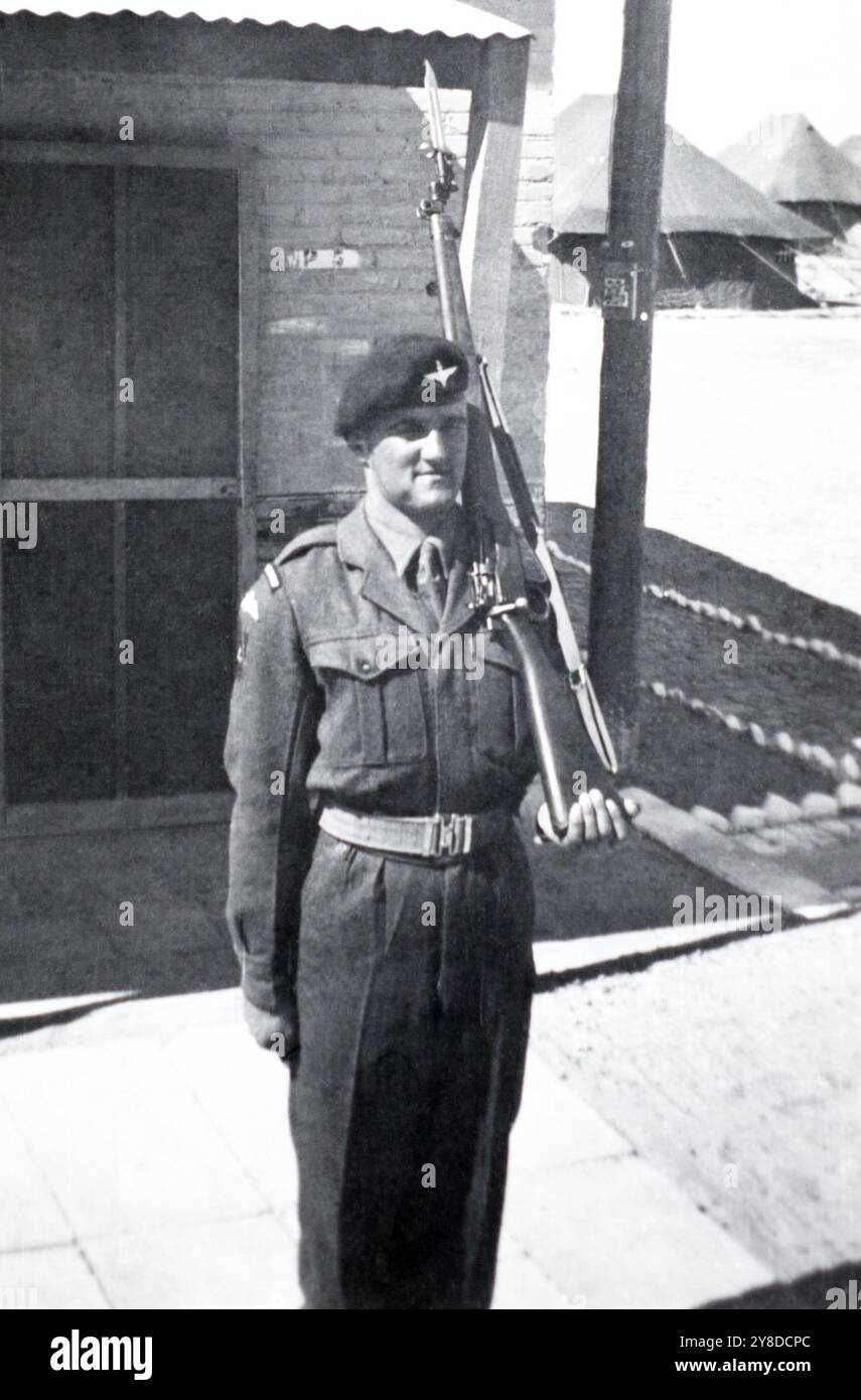 Ein Soldat des Fallschirmregiments, 6. Luftlandedivision, mit einem Lee-Enfield-Gewehr Nr. 4 in Palästina, c, 1945-48. Stockfoto