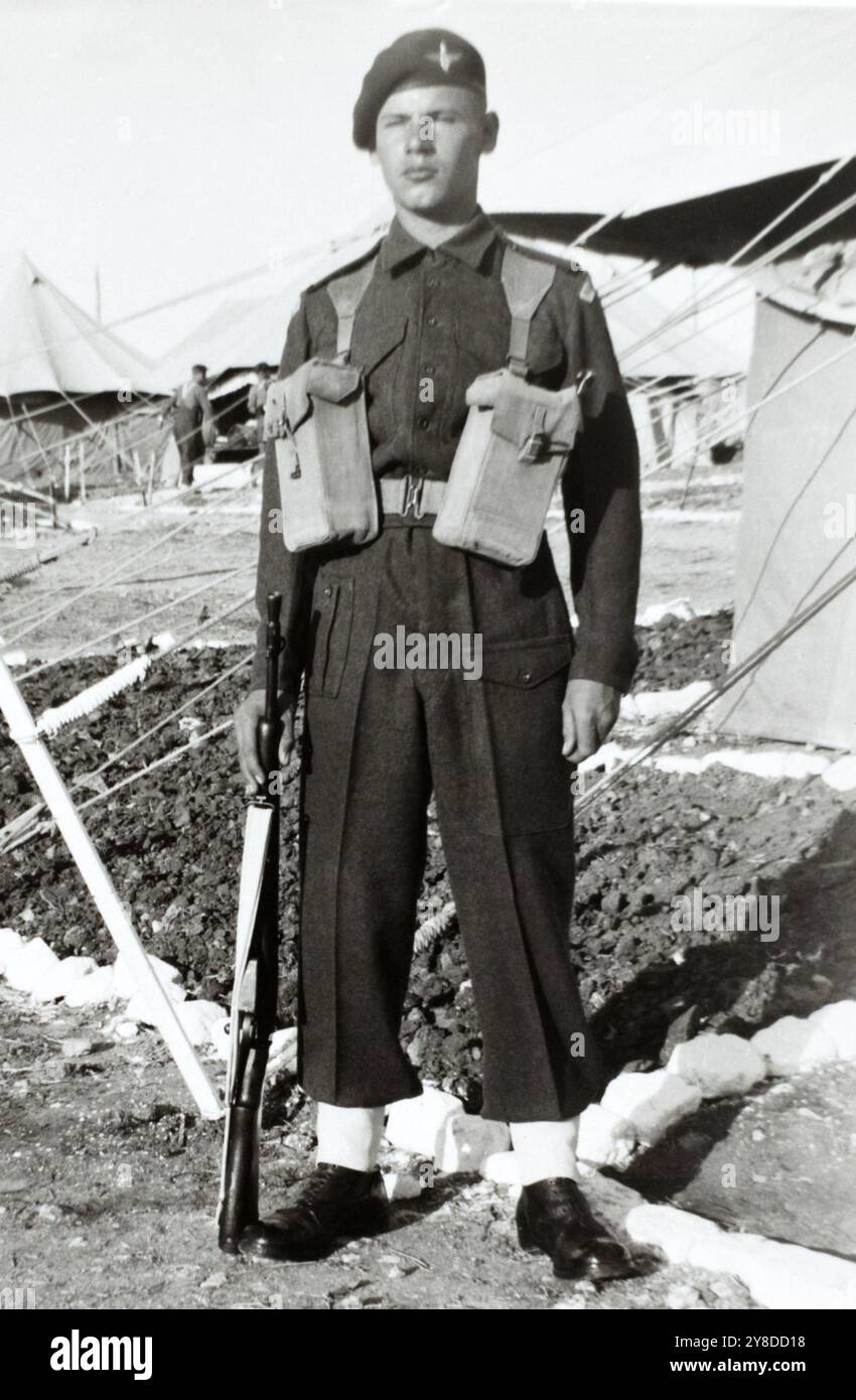 Ein Soldat des Fallschirmregiments mit einem Lee-Enfield No. 5 Gewehr in Palästina, 1947. Stockfoto