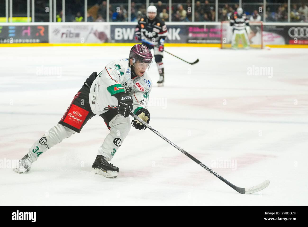 Kevin Handschuh (Starbulls Rosenheim, #34) gegen Fabian Dietz (Towerstars  Ravensburg, #87), GER, Ravensburg Towerstars vs. Starbulls Rosenheim,  Eishockey, DEL2, Spielzeit 2024/2025, Spieltag 8, 04.10.24 Foto:  Eibner-Pressefoto/Maximilian Rist ...