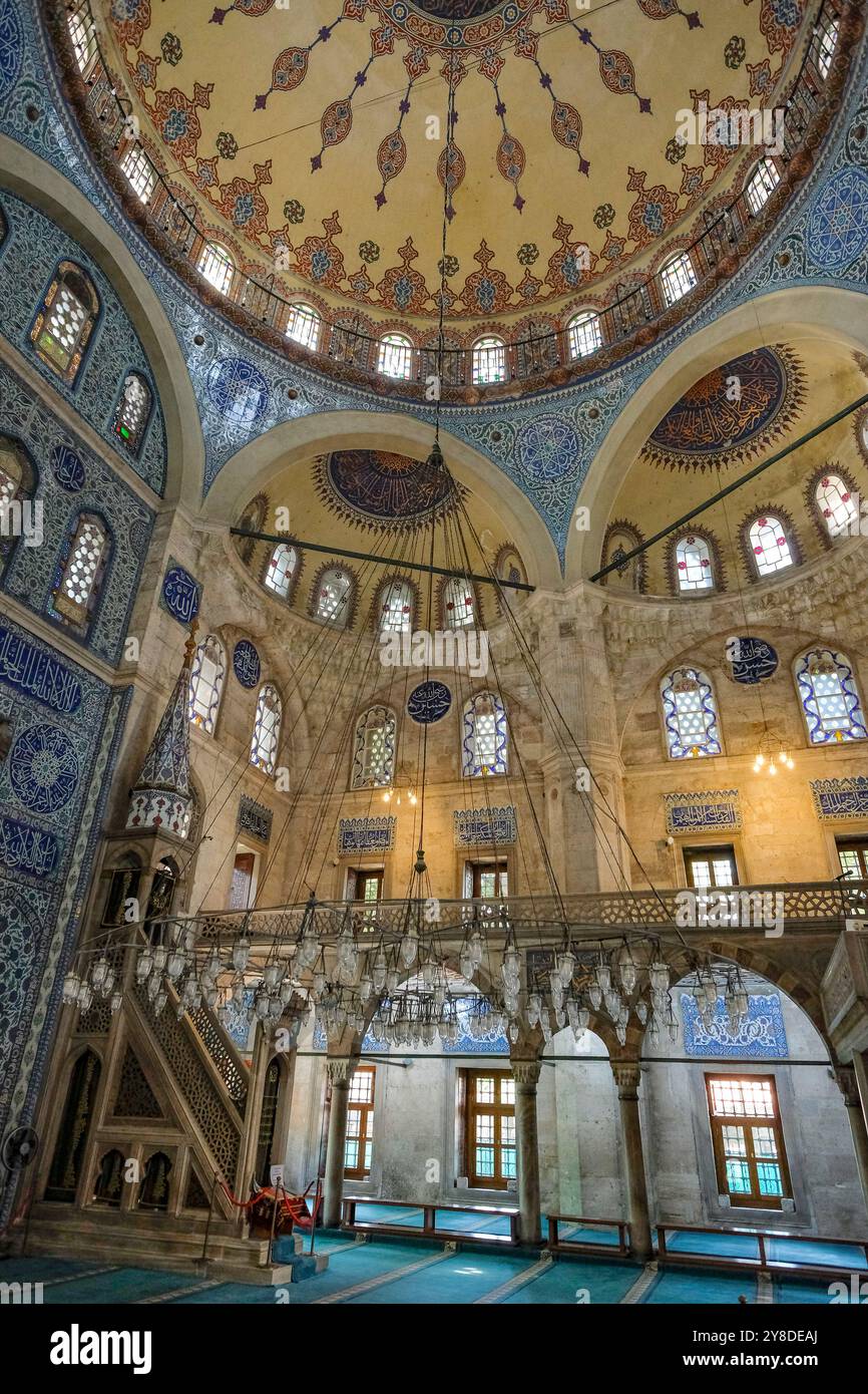 Istanbul, Türkei - 13. September 2024: Innenraum der Sokollu Mehmed Pascha Moschee in Istanbul, Türkei. Stockfoto