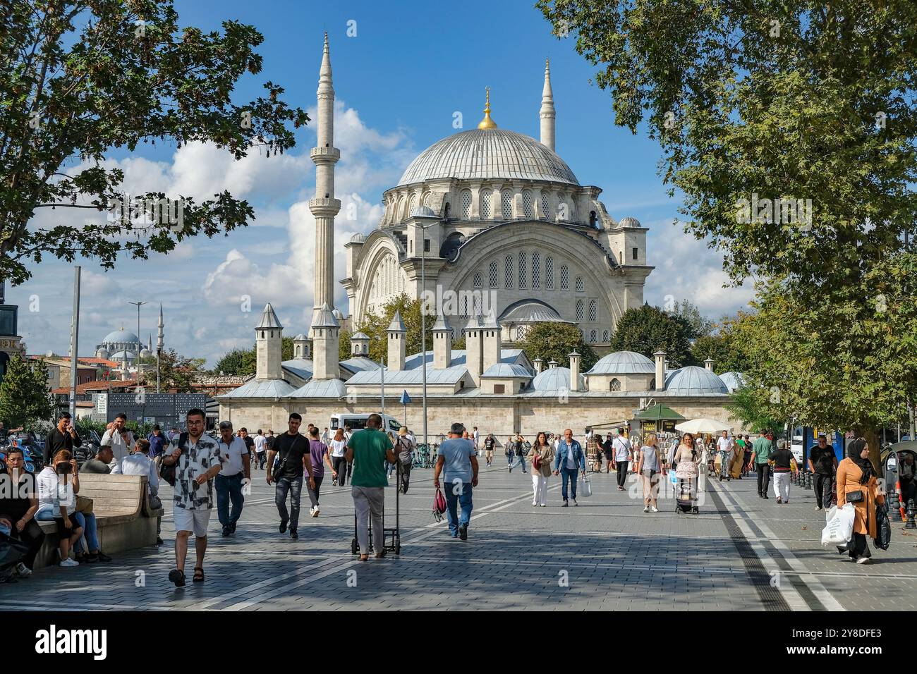 Istanbul, Türkei – 20. September 2024: Die Nuruosmaniye-Moschee ist eine osmanische Moschee aus dem 18. Jahrhundert im Stadtteil Fatih in Istanbul. Stockfoto