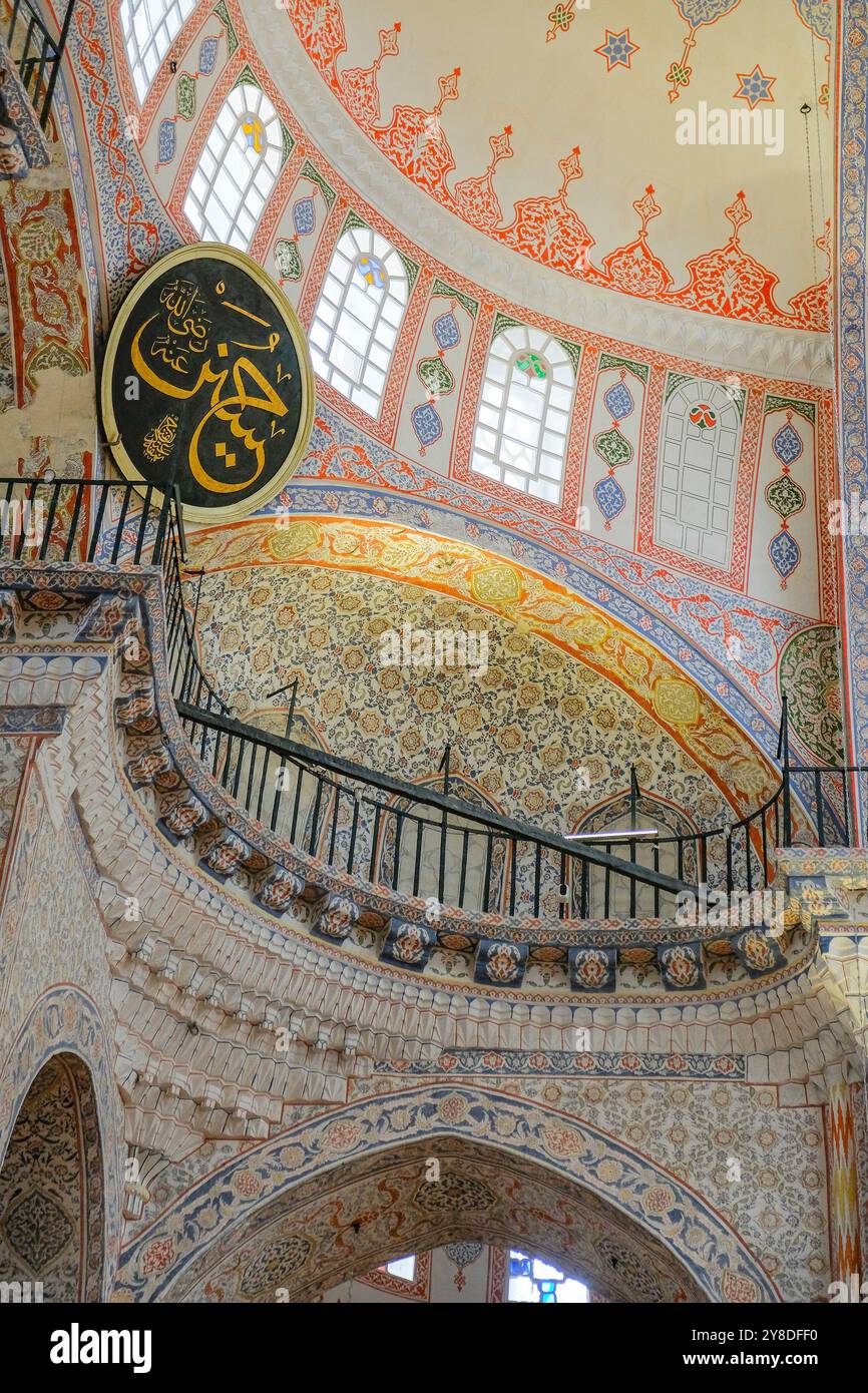 Istanbul, Türkei - 22. September 2024: Die neue Moschee oder Yeni Cami im Stadtteil Eminonu in Istanbul, Türkei. Stockfoto