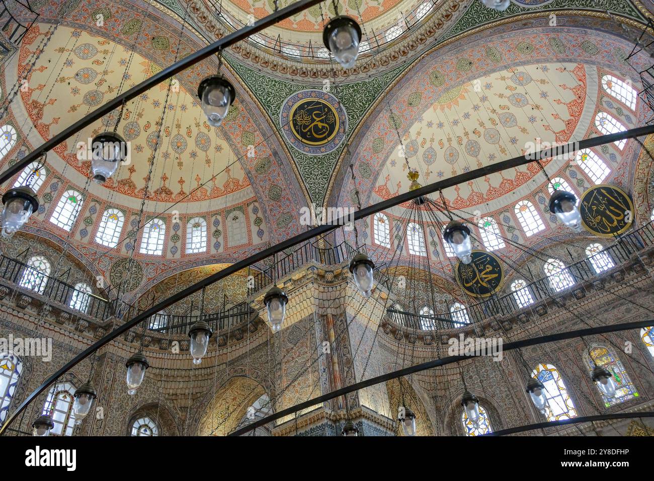 Istanbul, Türkei - 22. September 2024: Die neue Moschee oder Yeni Cami im Stadtteil Eminonu in Istanbul, Türkei. Stockfoto