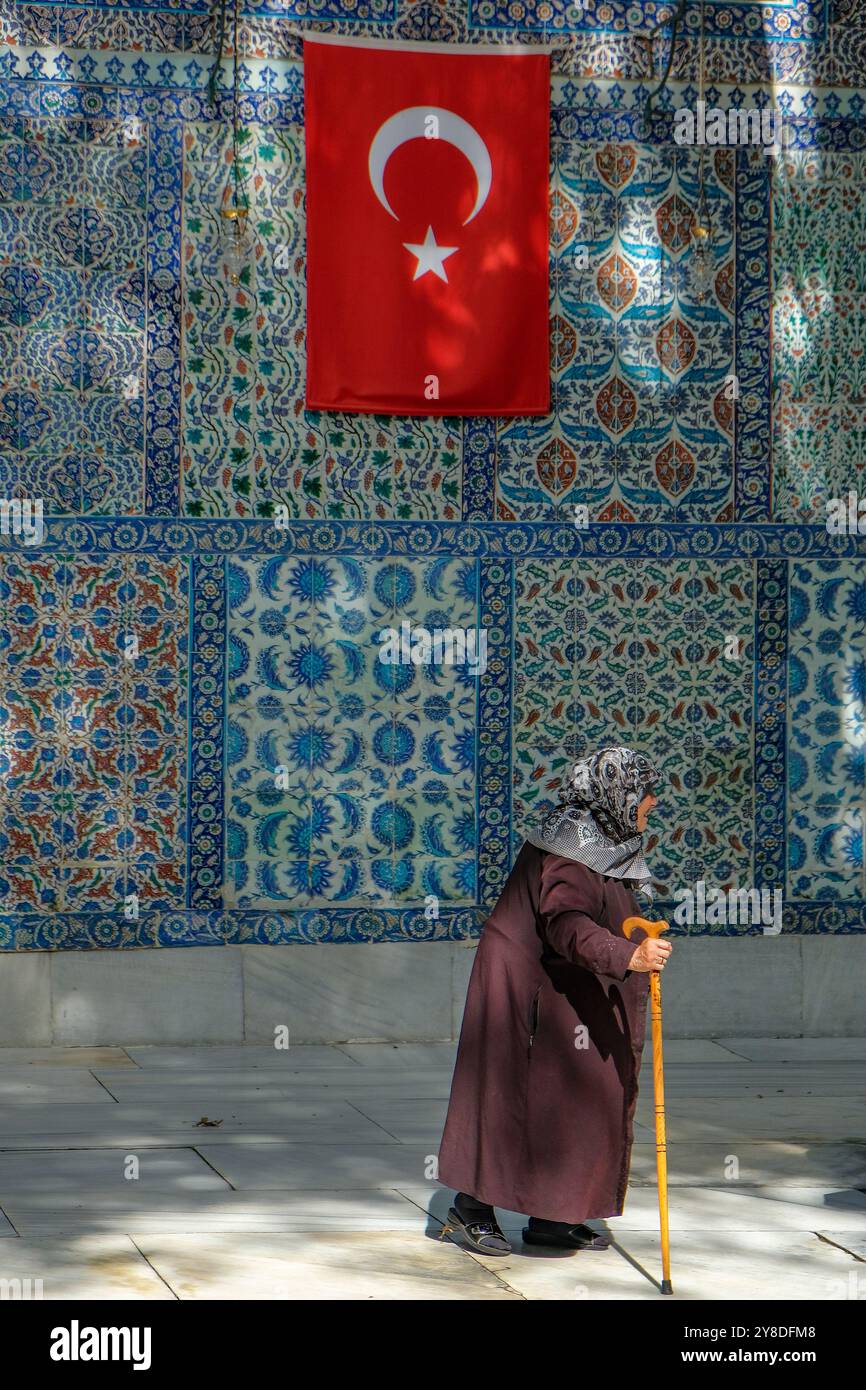 Istanbul, Türkei - 23. September 2024: Eine Frau besucht die Eyup Sultan Moschee und das Mausoleum von Abu Ayyub al-Ansari in Istanbul, Türkei. Stockfoto