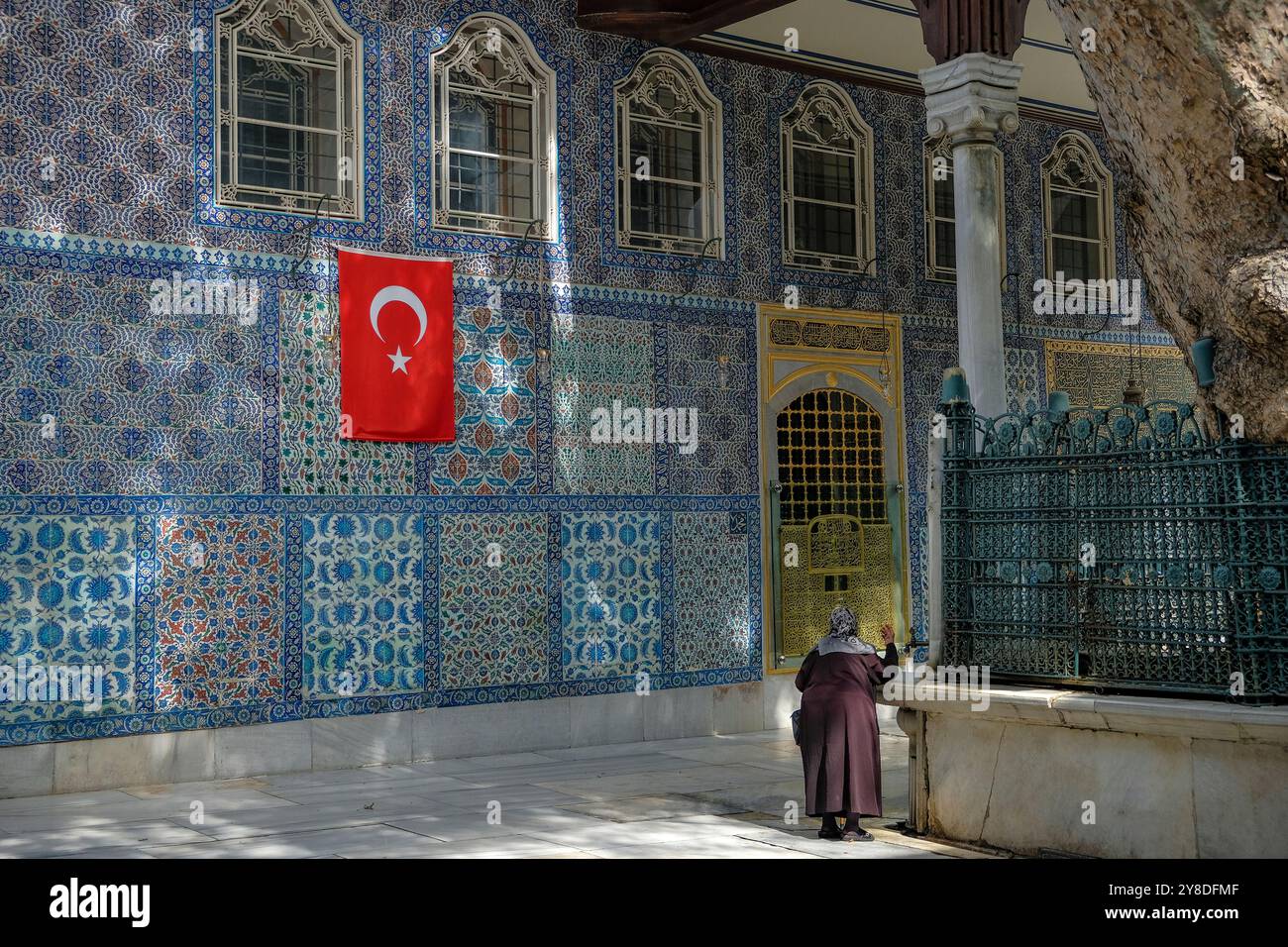 Istanbul, Türkei - 23. September 2024: Eine Frau besucht die Eyup Sultan Moschee und das Mausoleum von Abu Ayyub al-Ansari in Istanbul, Türkei. Stockfoto