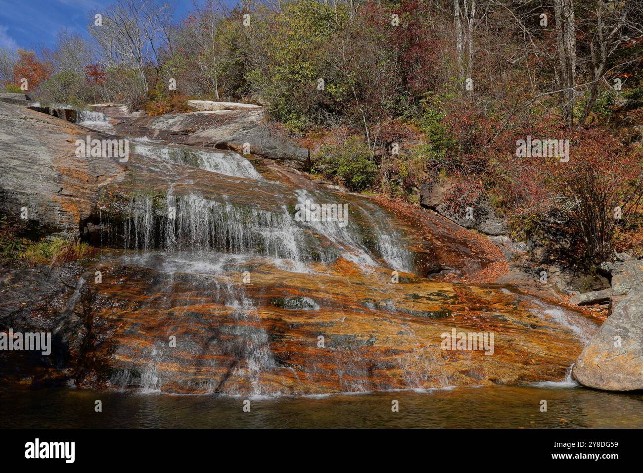 Graveyard Fields Lower Falls entlang des Blue Ridge Parkway in North Carolina im Herbst Stockfoto