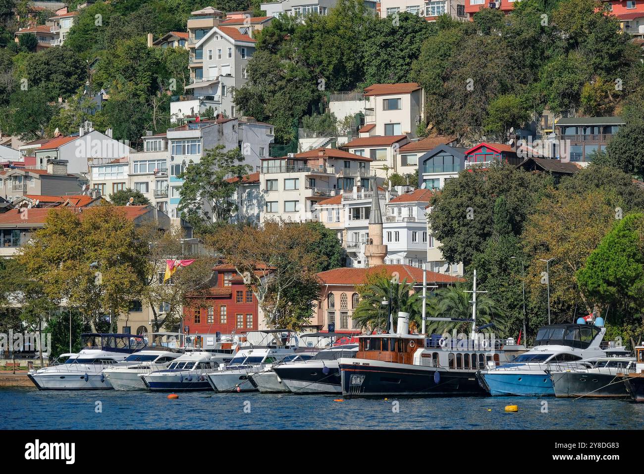 Istanbul, Türkei - 27. September 2024: Blick auf das Besiktas-Viertel auf der europäischen Seite der Bosporus-Straße in Istanbul, Türkei. Stockfoto
