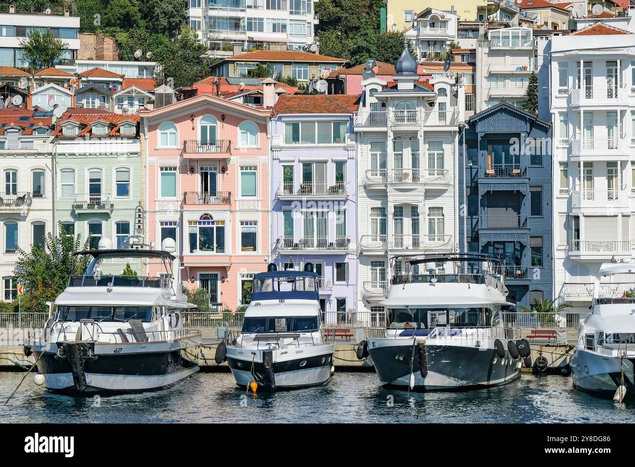 Istanbul, Türkei - 27. September 2024: Blick auf das Besiktas-Viertel auf der europäischen Seite der Bosporus-Straße in Istanbul, Türkei. Stockfoto