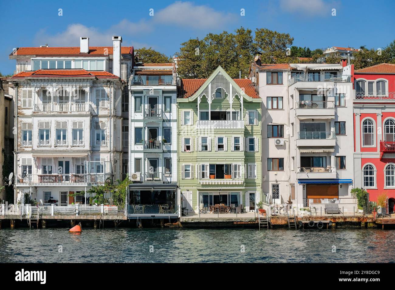 Istanbul, Türkei - 27. September 2024: Blick auf das Besiktas-Viertel auf der europäischen Seite der Bosporus-Straße in Istanbul, Türkei. Stockfoto
