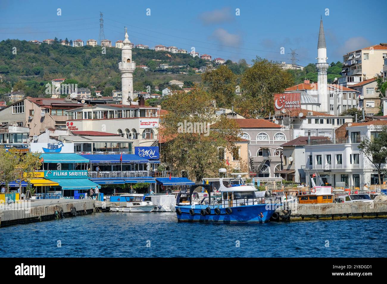 Istanbul, Türkei - 27. September 2024: Blick auf das Besiktas-Viertel auf der europäischen Seite der Bosporus-Straße in Istanbul, Türkei. Stockfoto