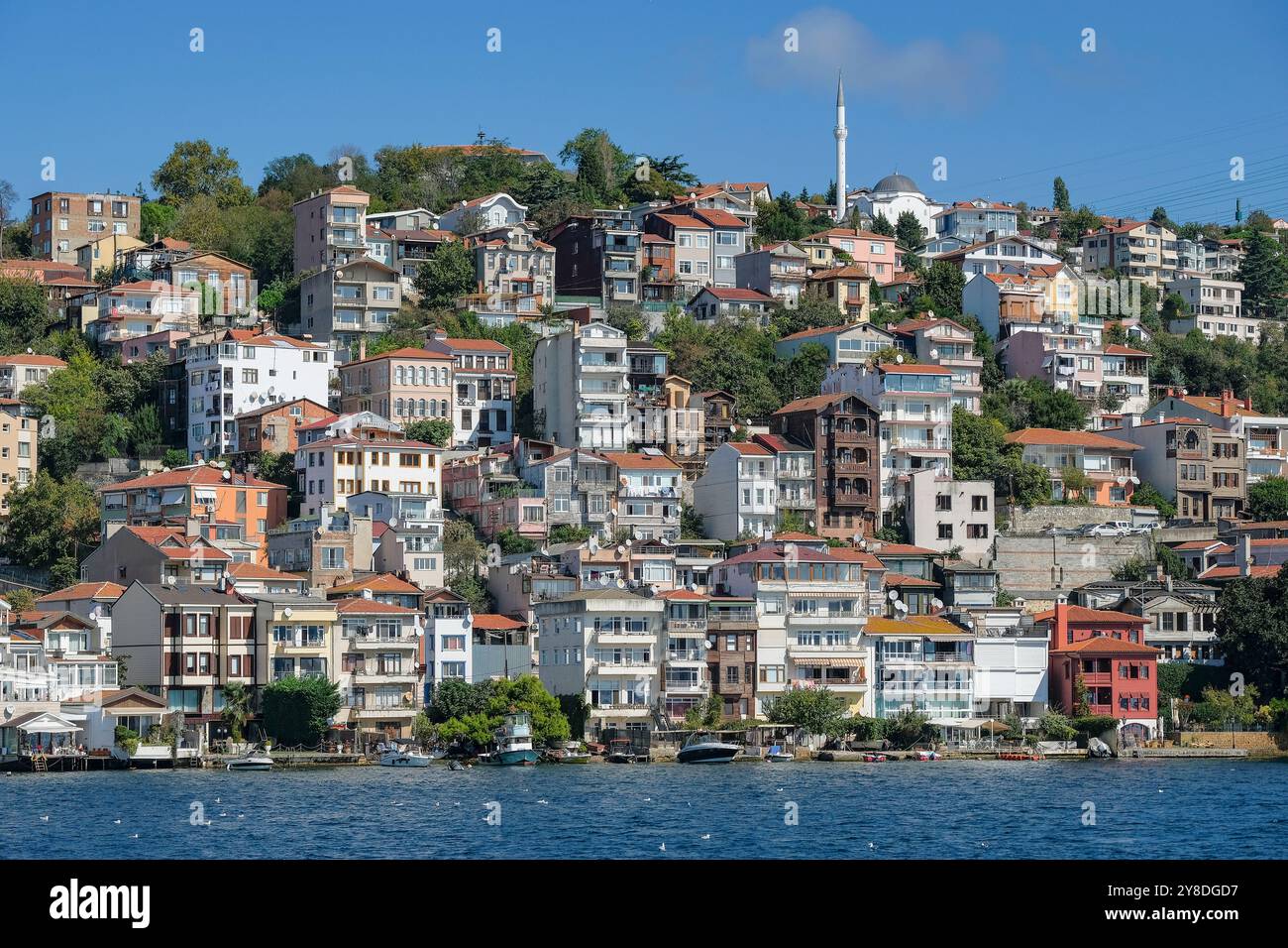 Istanbul, Türkei - 27. September 2024: Blick auf das Besiktas-Viertel auf der europäischen Seite der Bosporus-Straße in Istanbul, Türkei. Stockfoto