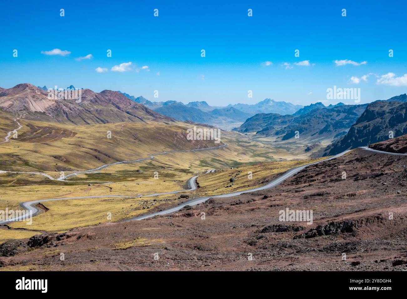 Kurvige Straßen über das Hochland der Anden. Peru, Südamerika. Stockfoto