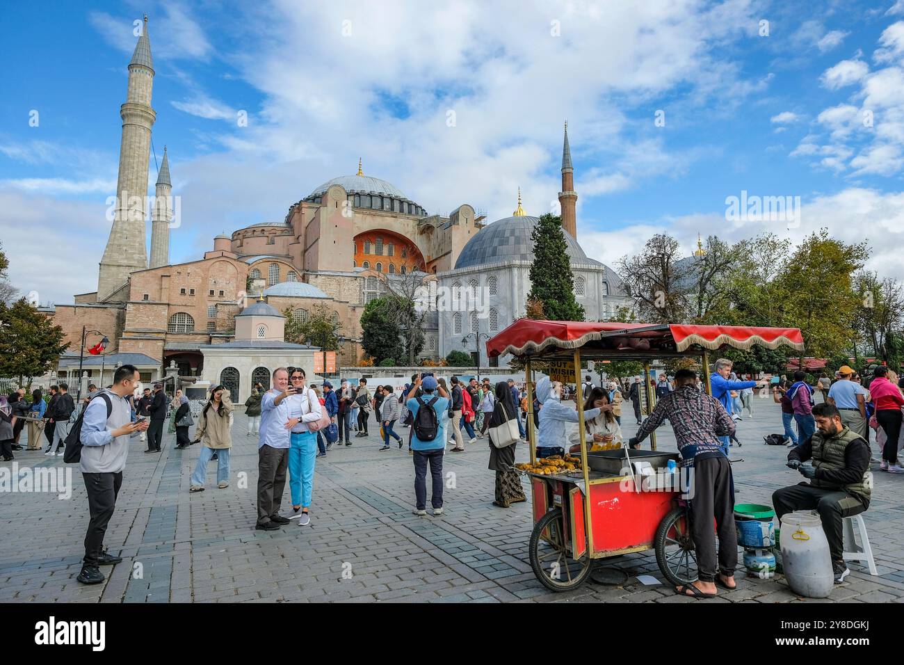 Istanbul, Türkei – 30. September 2024: Hagia Sophia ist eine ehemalige griechisch-orthodoxe christliche Patriarchalbasilika, später eine kaiserliche Moschee in Istanbul. Stockfoto